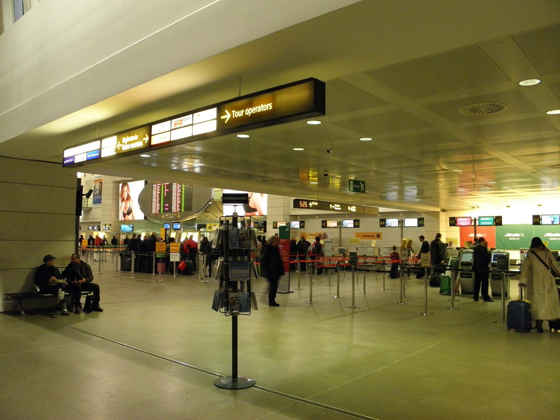 Dall'aeroporto le fermate dei bus sono all'Uscita D: stallo 3 per Venezia, stallo 4 per Mestre.