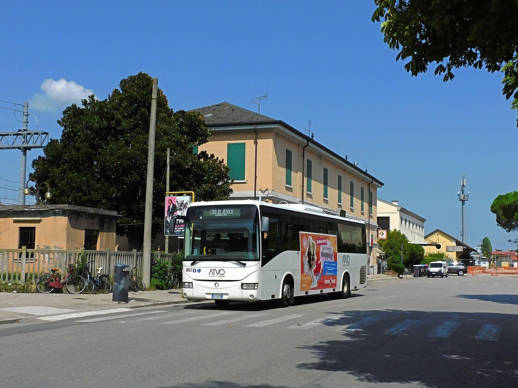 Autobus blu del collegamento aeroportuale in sosta alla fermata di Piazzale Roma