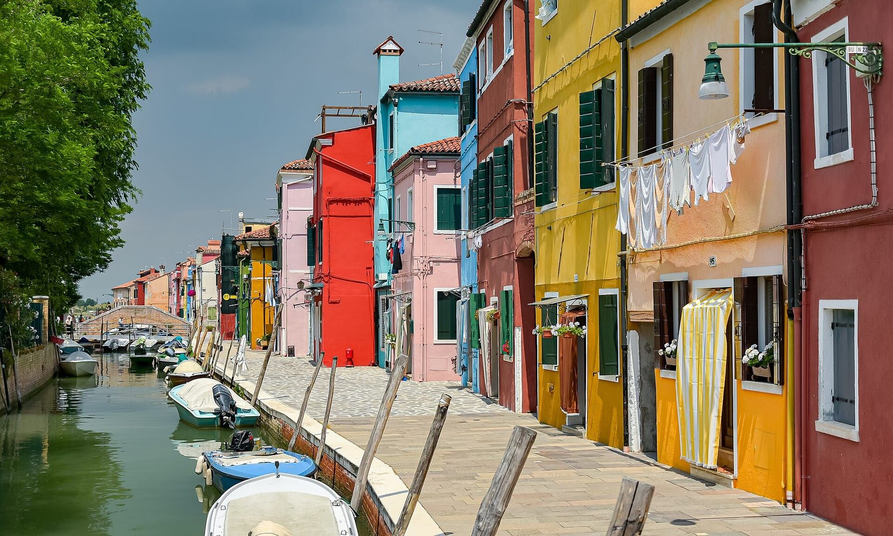 Per Burano e Torcello il vaporetto non ha alternative economiche: la linea 12 parte dalle Fondamente Nove.