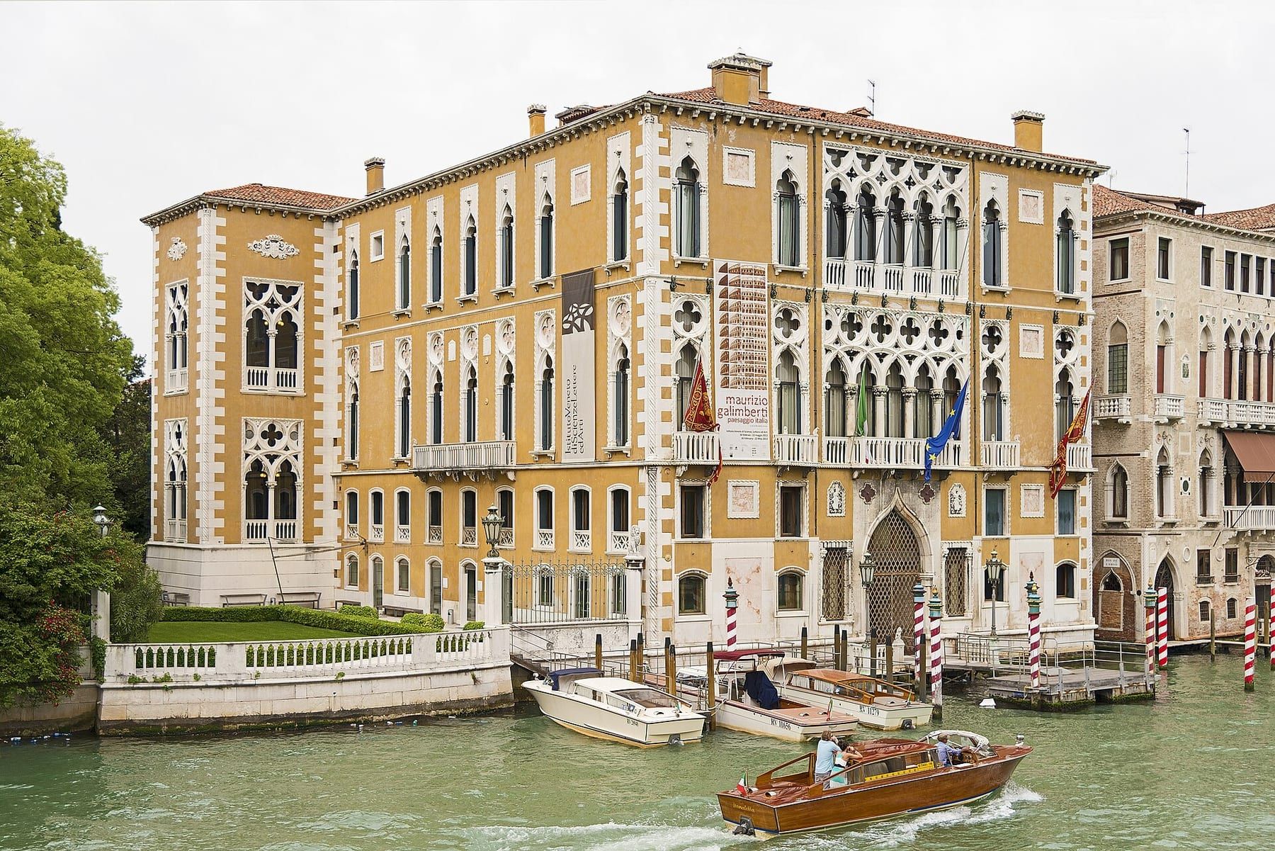 La porta d'acqua di un hotel: il punto di sbarco dipende anche dalla marea.