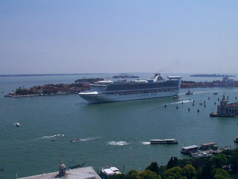 Nave da crociera ormeggiata al terminal di Venezia con motoscafi in transito davanti alla banchina