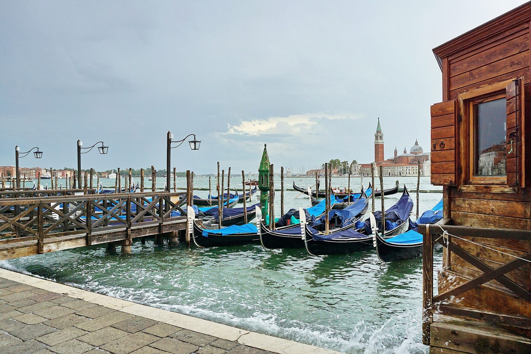 Gondeln, vertäut im Bacino di San Marco.