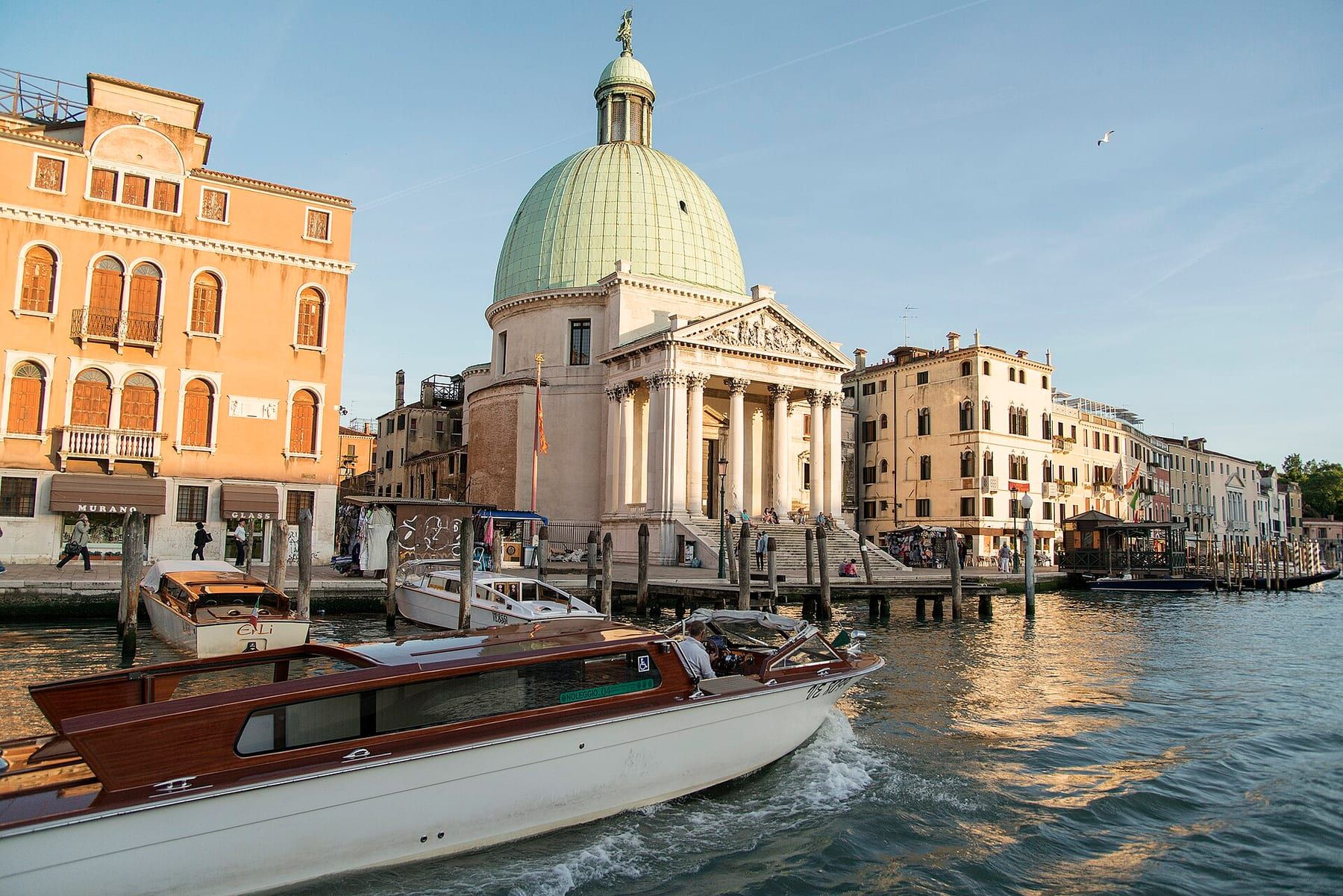 Poliertes Holz-Wassertaxi, das an einem Kanal in Venedig vertäut liegt