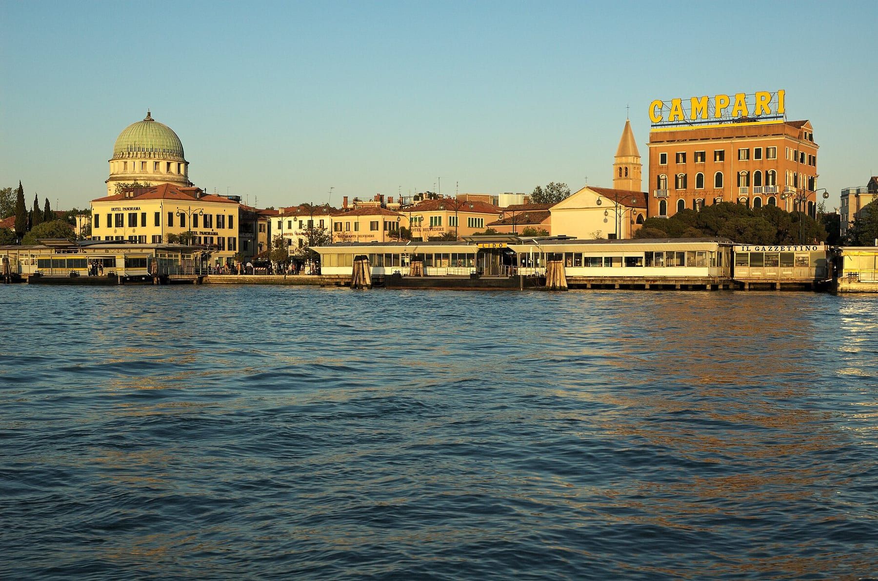 La spiaggia del Lido di Venezia con le cabine allineate.