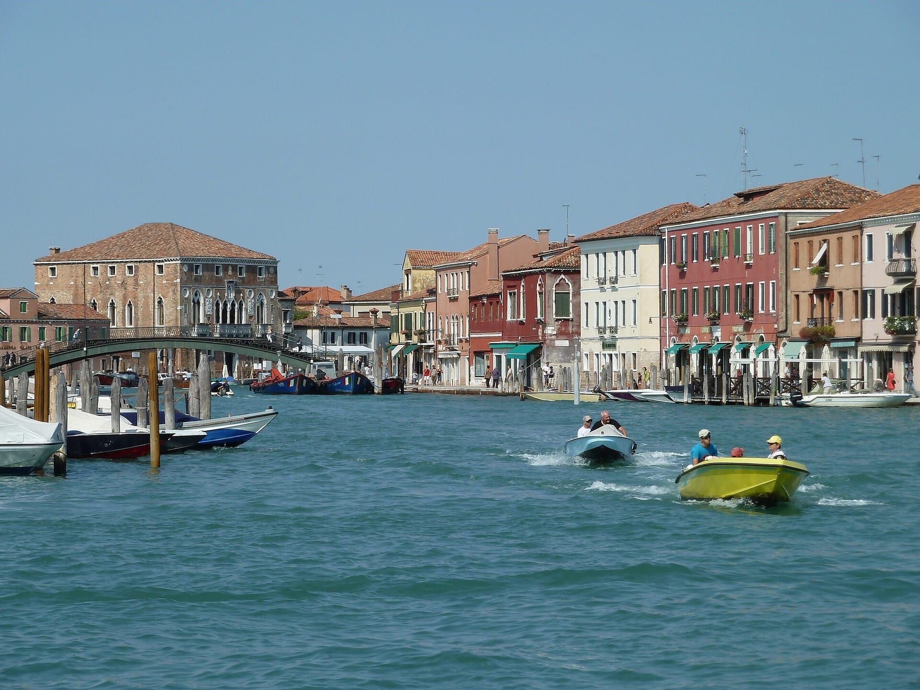 Airport ↔ Murano costs €10: the Blue Line is the cheapest way to reach the island.