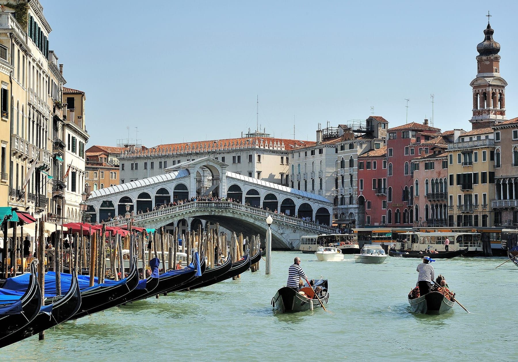 La linea 1 ferma a ogni pontile del Canal Grande: comoda per vedere, lenta per spostarsi.
