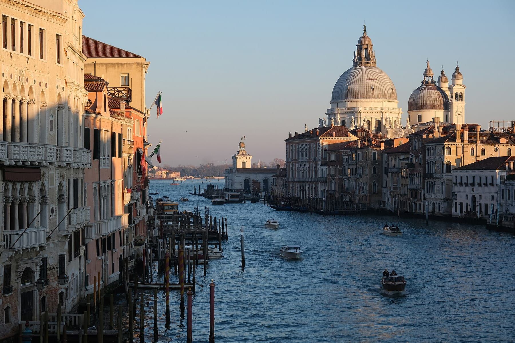 La basilica della Salute vista dall'acqua al tramonto