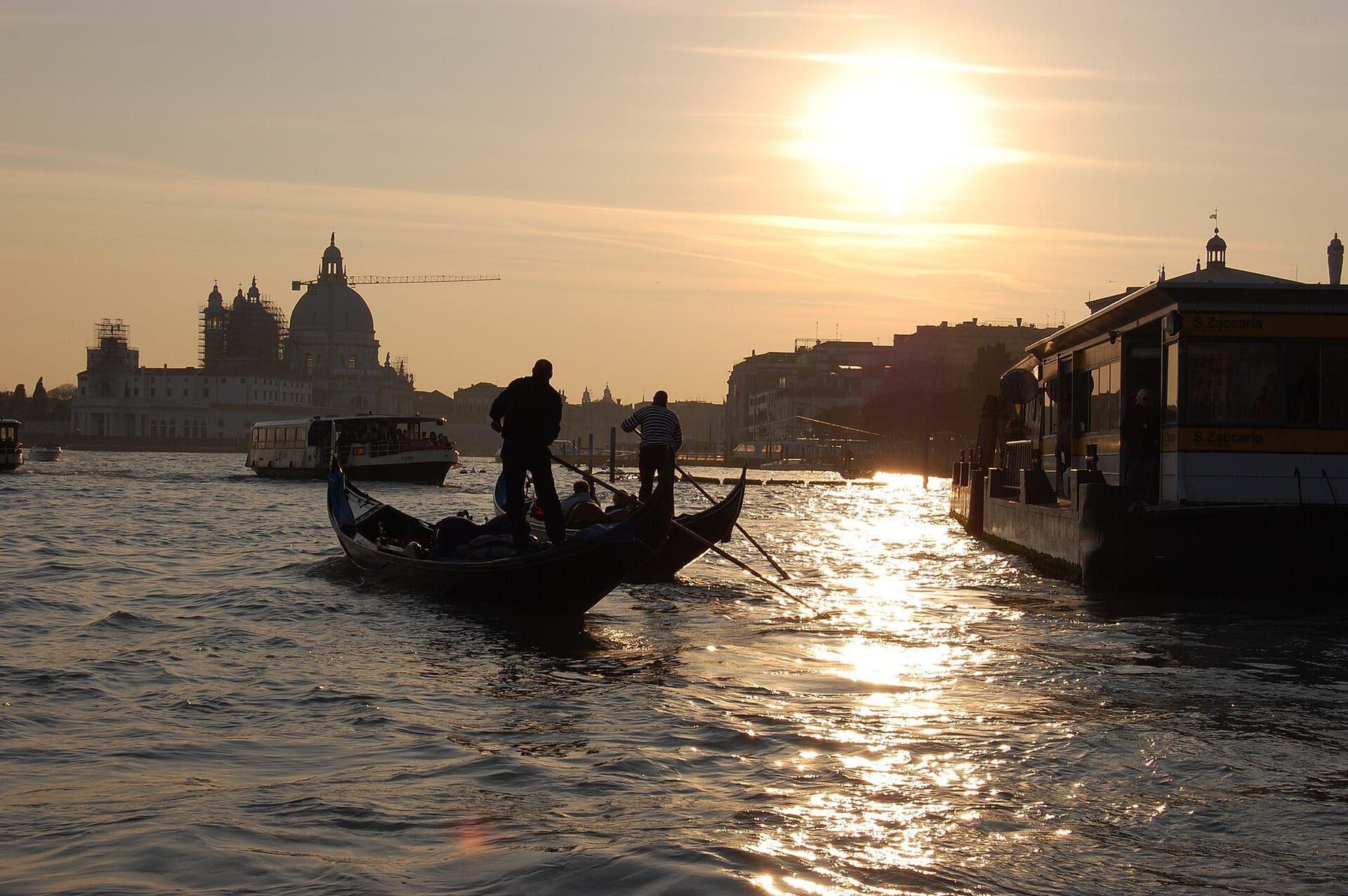 Il bacino di San Marco con i motoscafi in transito davanti alla riva