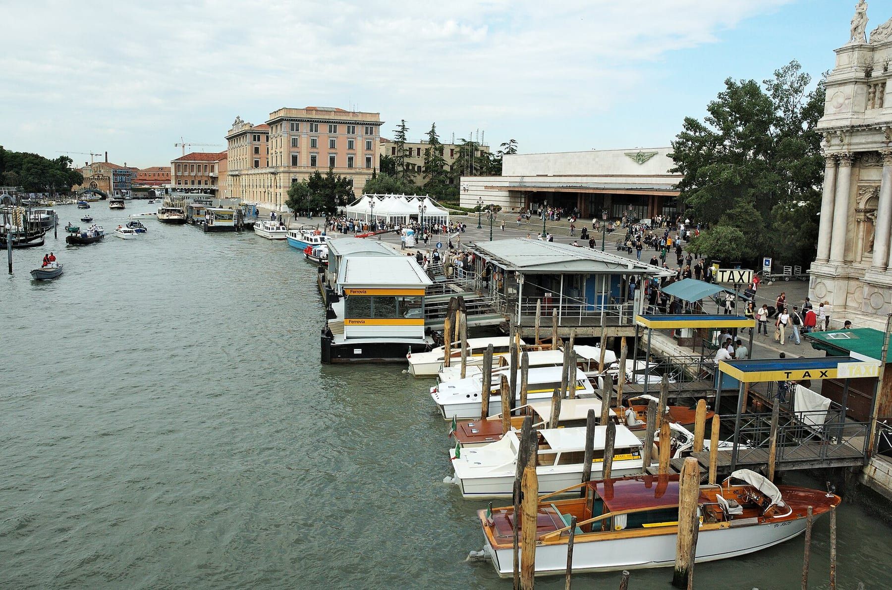 La stazione di Venezia Santa Lucia vista dal Canal Grande, con i pontili davanti all'ingresso