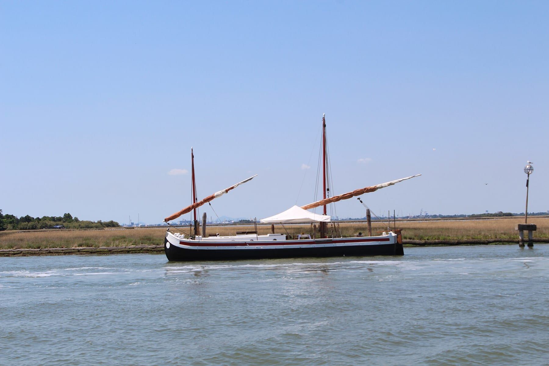 Der Glockenturm von Santa Maria Assunta auf Torcello, vom Kanal aus gesehen.