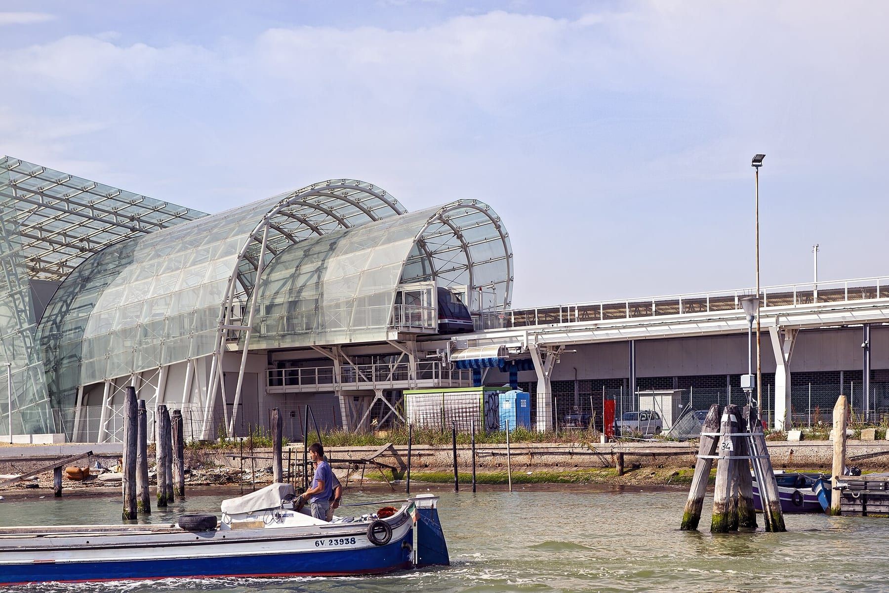 Il terminal e il parcheggio del Tronchetto visti dal bacino, con le barche ormeggiate