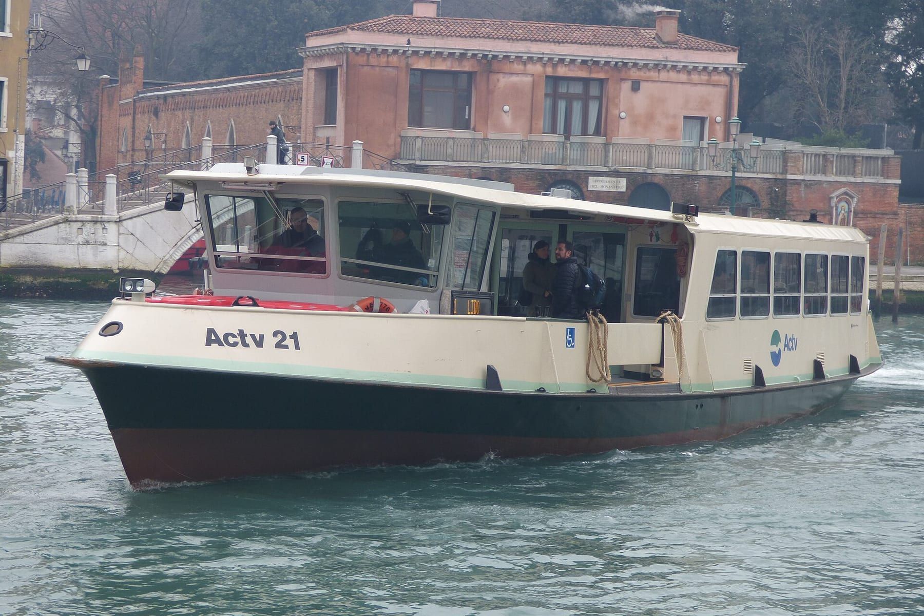 Vaporetto affollato in navigazione sul Canal Grande davanti ai palazzi