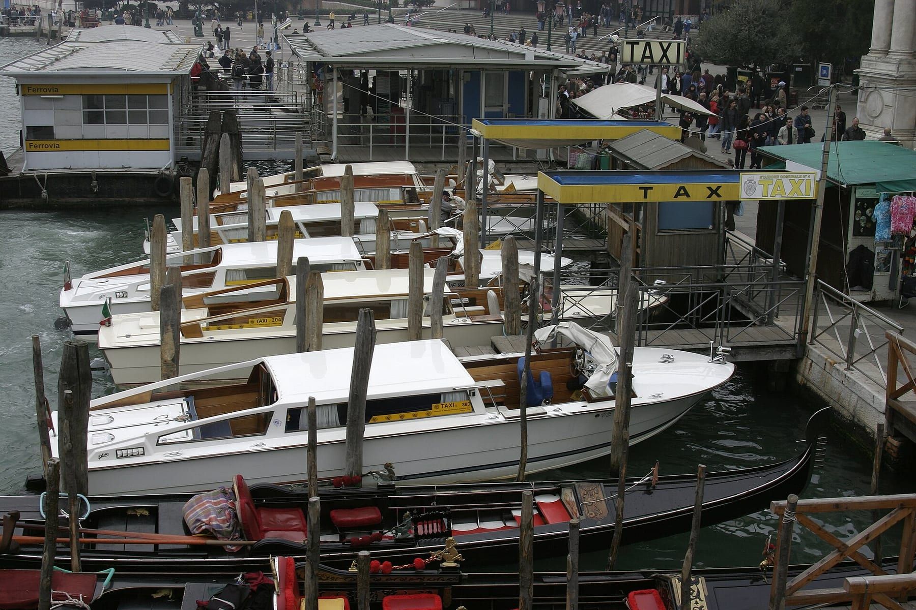 Fahrer am Steuer eines Wassertaxis auf einem venezianischen Kanal