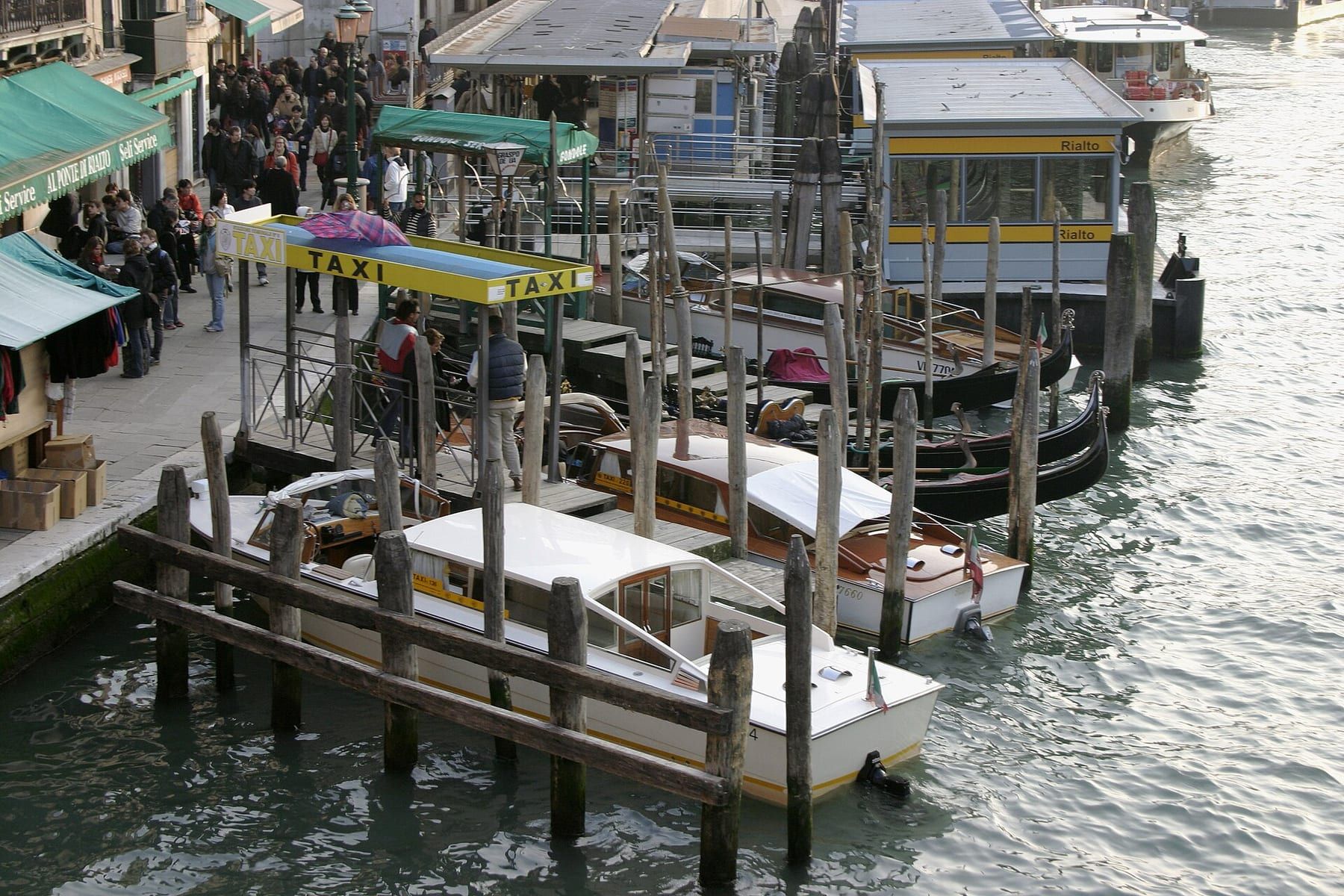Con i bagagli il taxi acqueo si giustifica da solo: la barca arriva al pontile dell'hotel o a pochi passi.