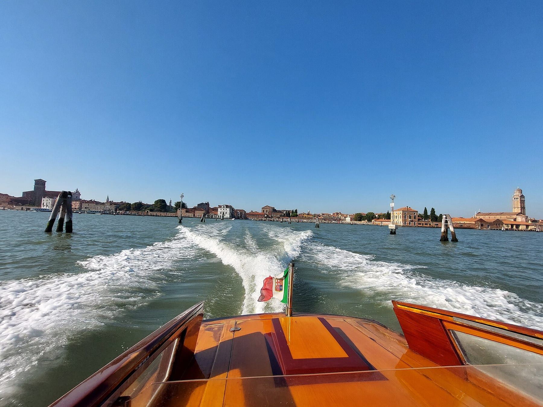 Taxi acqueo in navigazione veloce nella laguna di Venezia